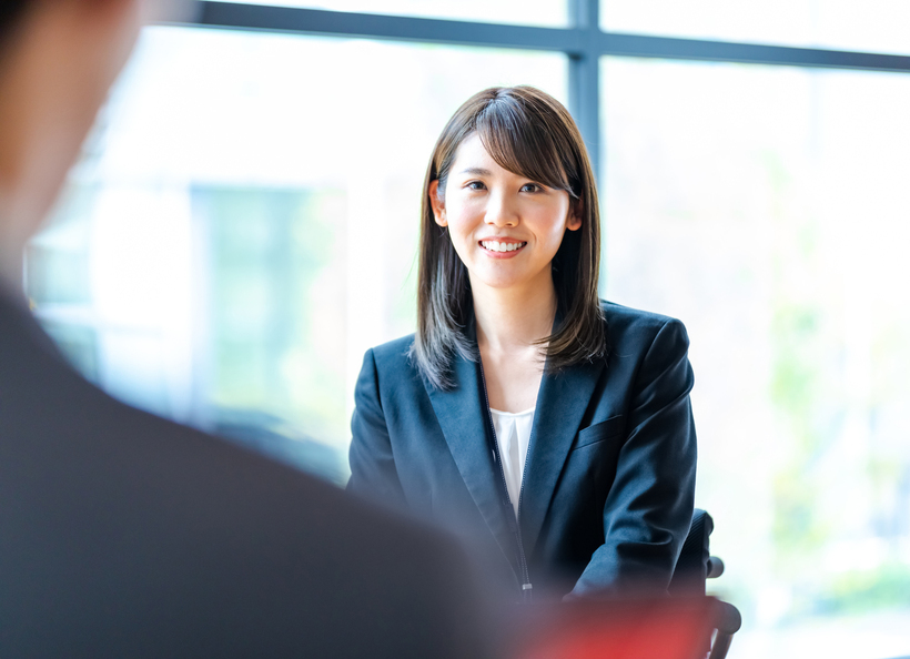 スーツの女性の画像