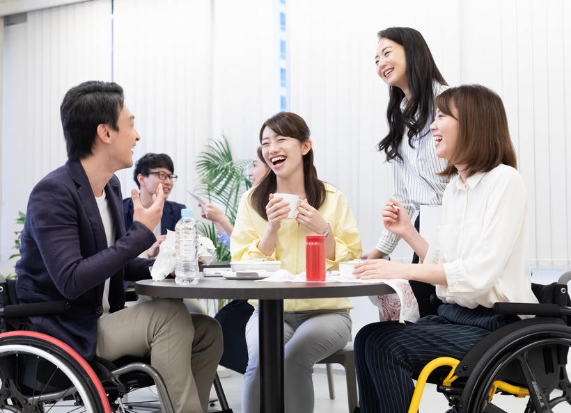 車椅子に乗る人が数人で話している画像