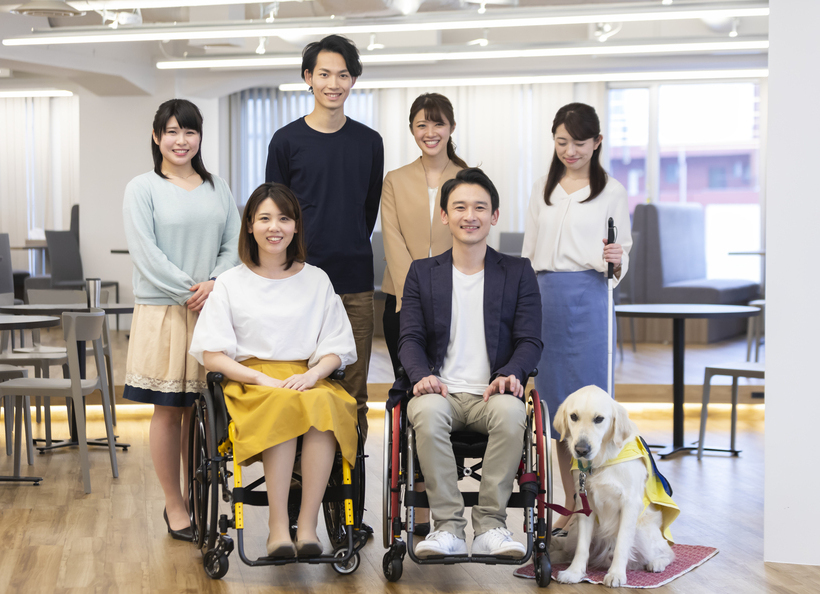 健常者、車椅子の人、杖をついている人の画像