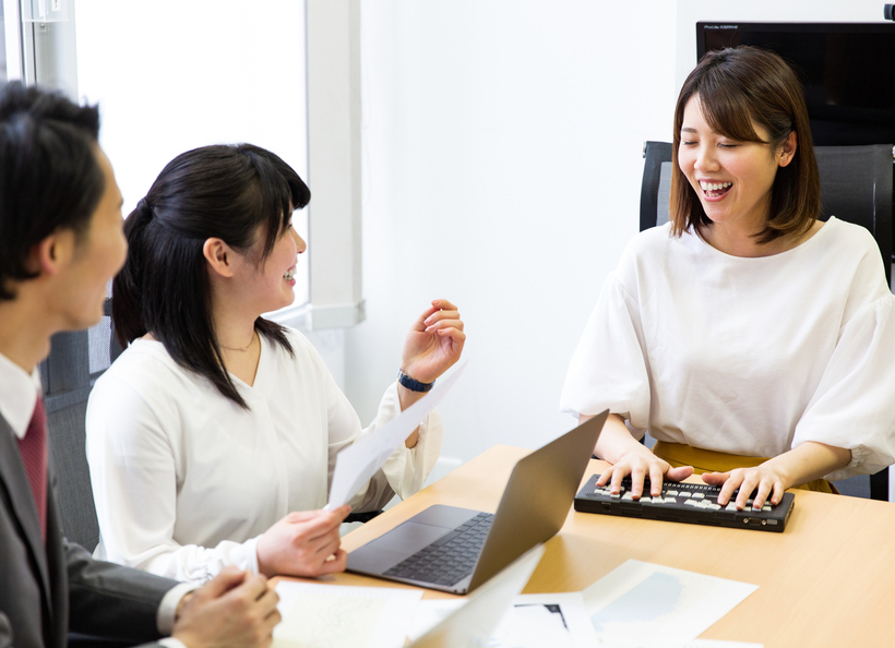 3人の男女が話している画像