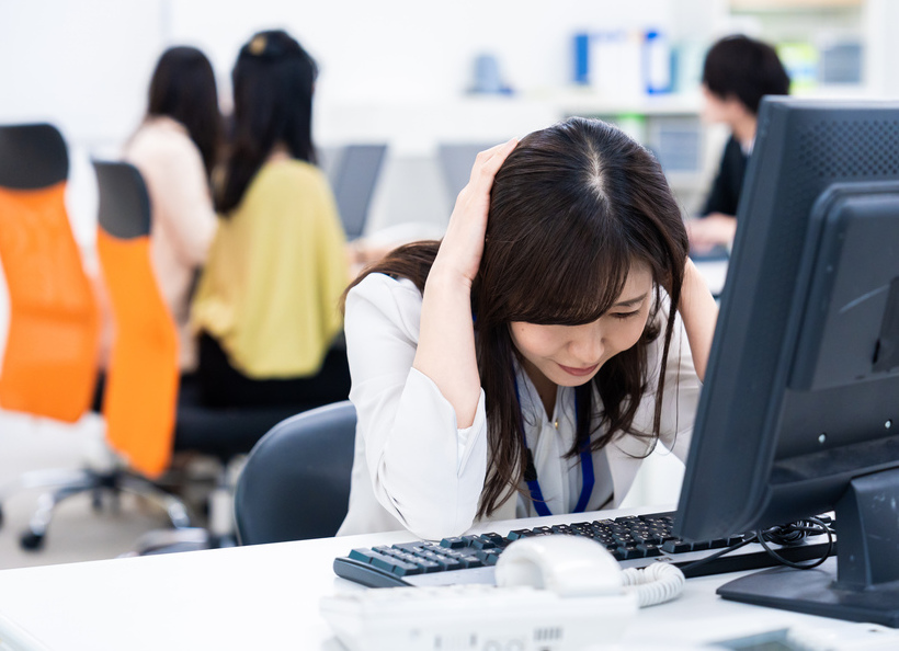 頭を抱える女性の画像