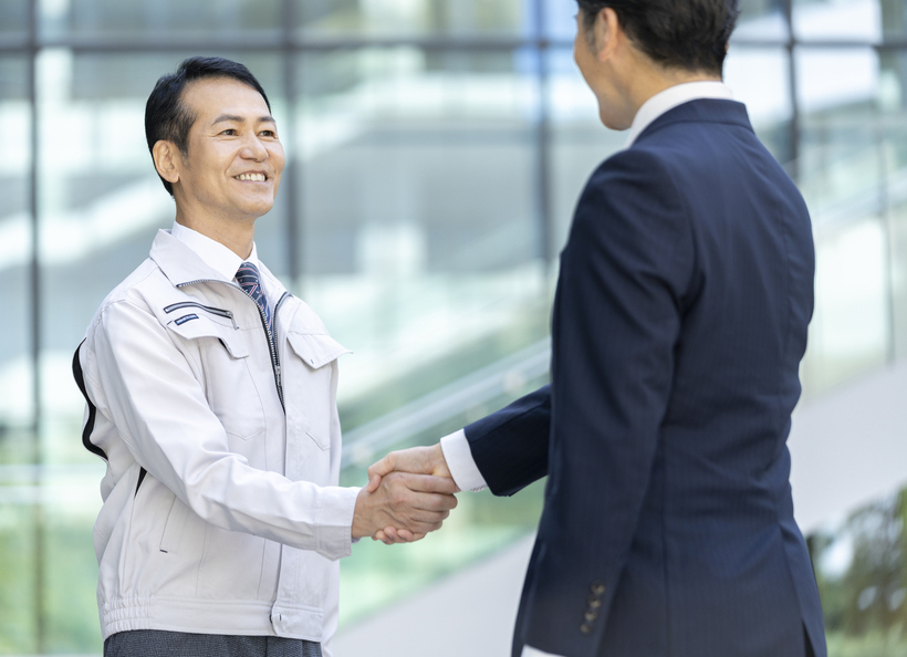 握手をしている人の画像
