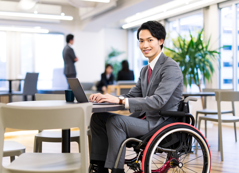 車椅子の男性の画像