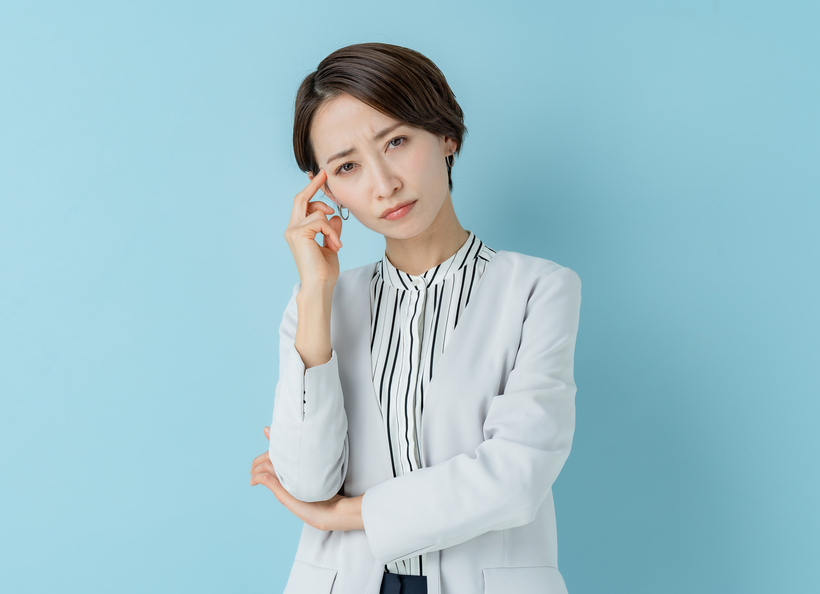女性が悩んでいる画像