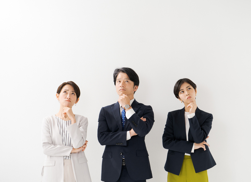 3人の人が考えている画像