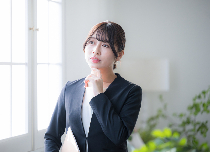 女性が考えている画像