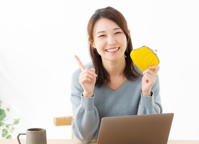 小銭入れを持っている画像