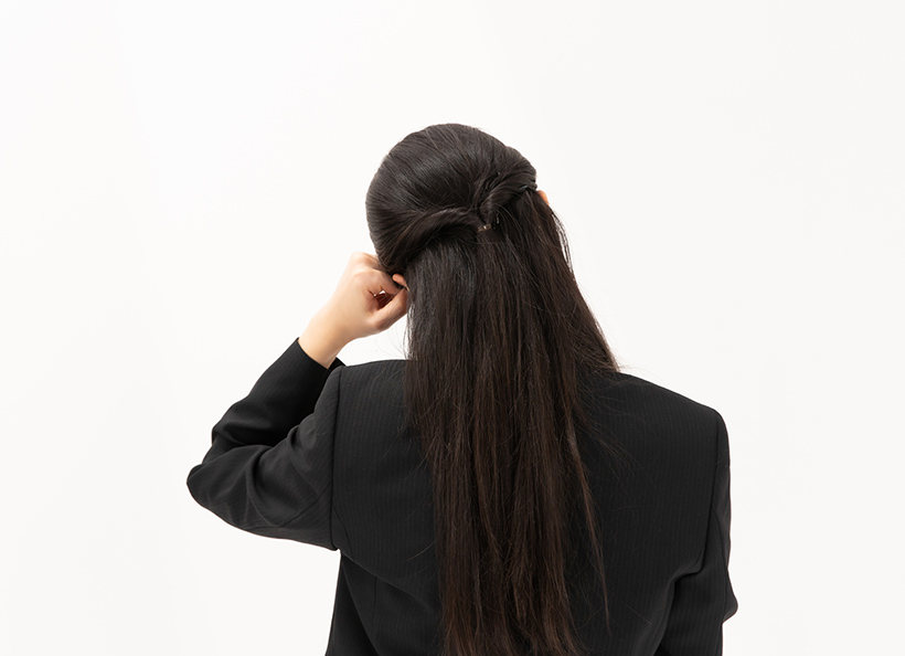 悩んでいる画像