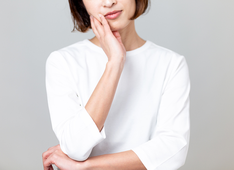 悩んでいる画像