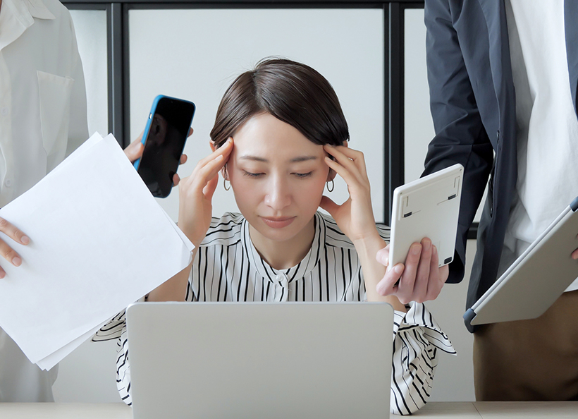 頭をかかえている画像