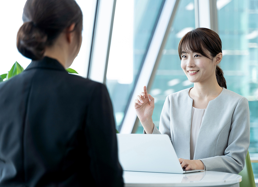 2名が話している画像