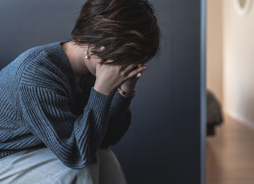 女性が悩んでいる画像