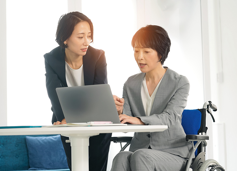 車椅子の人と話をしている画像