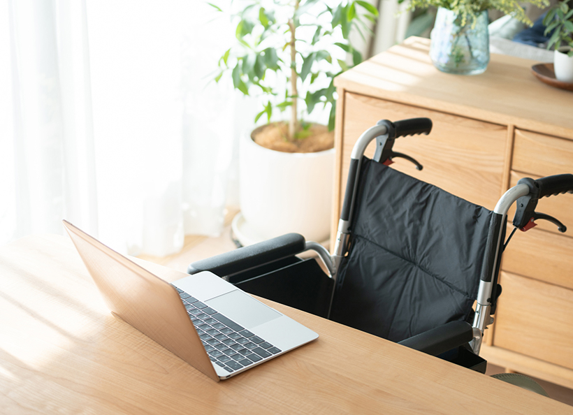 車椅子とパソコンの画像