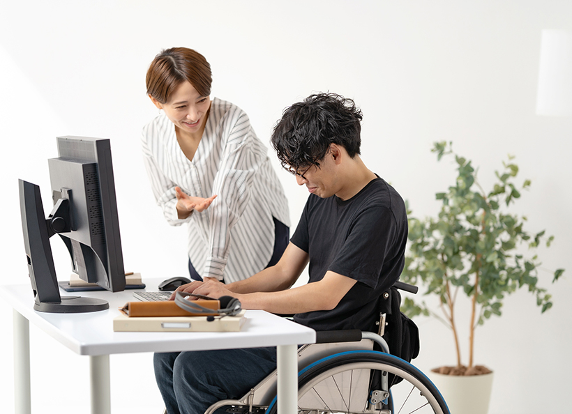 車椅子の人と話している画像