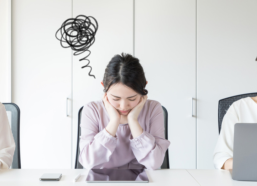 悩んでいる画像