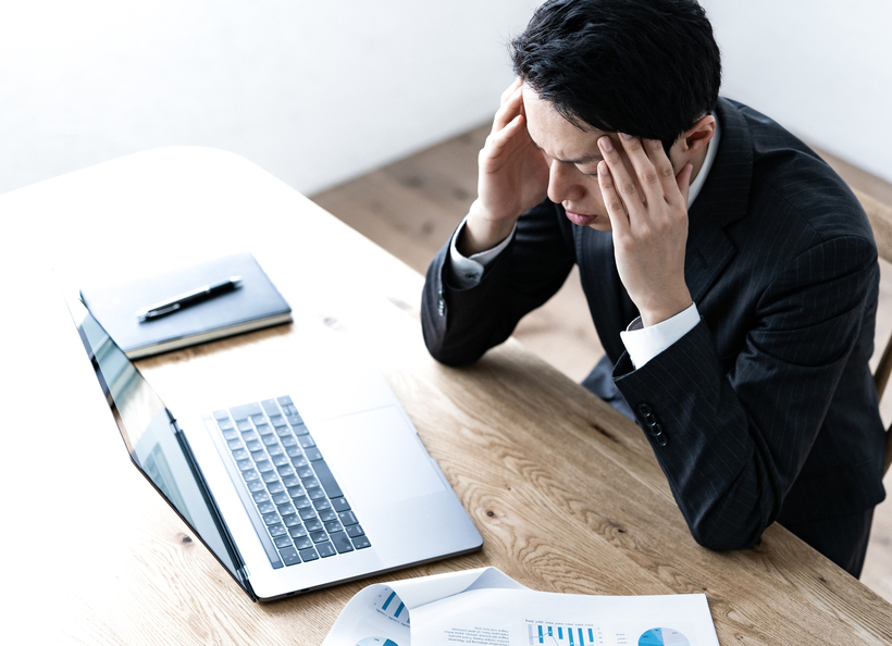 頭を抱えている画像