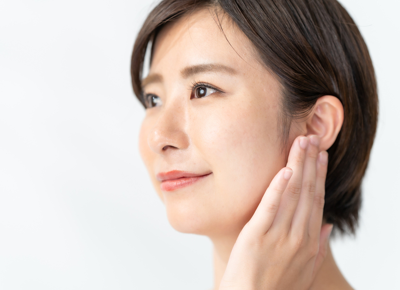 耳を触っている画像