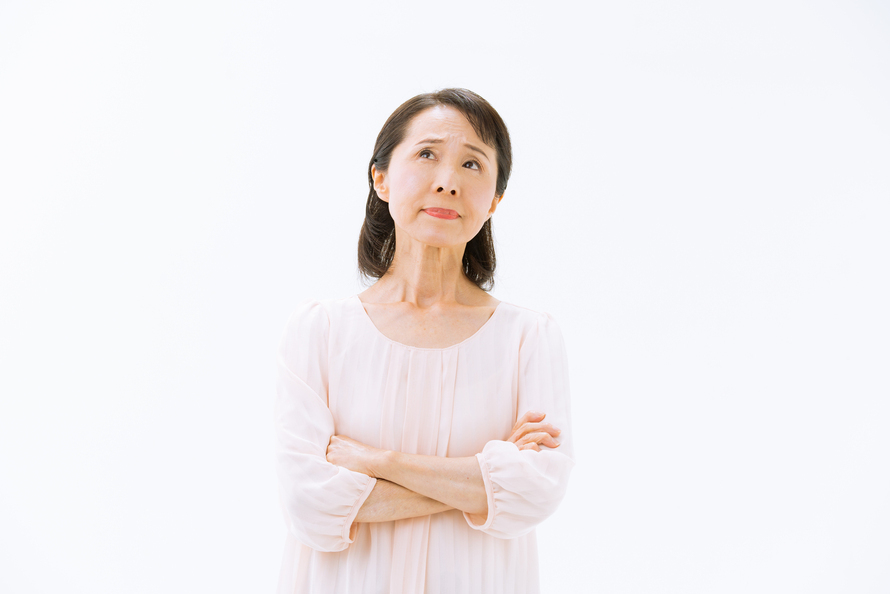 年配の女性が考えている画像