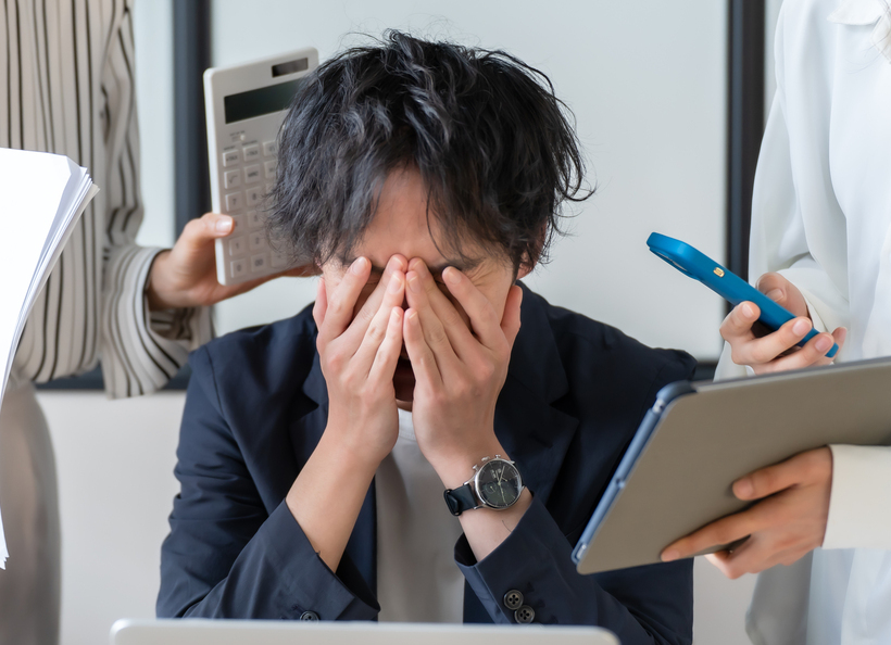 悩んでいる画像