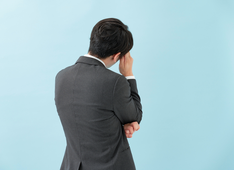 悩んでいる画像