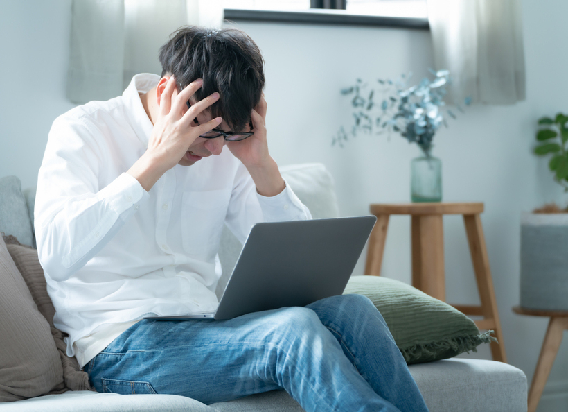 頭を抱えている画像