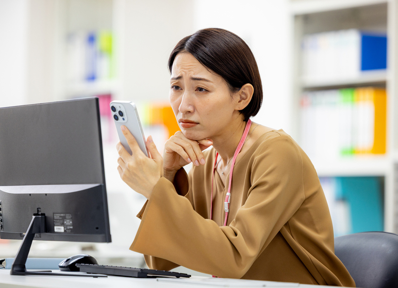 悩んでいる画像