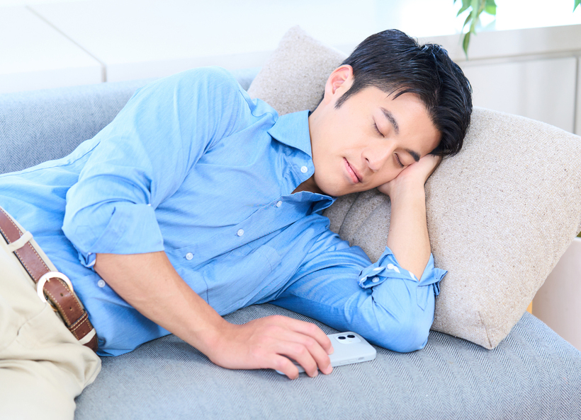 ソファで寝ている画像