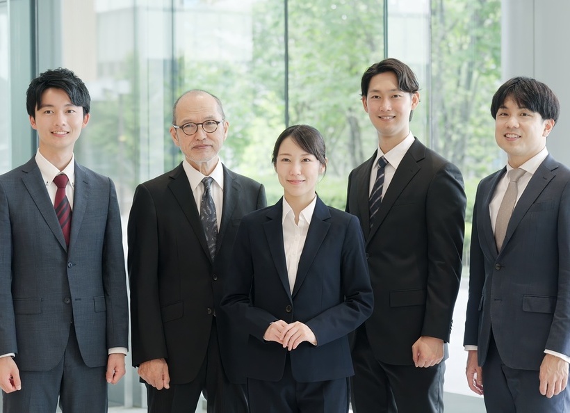 スーツの人が並んでいる画像