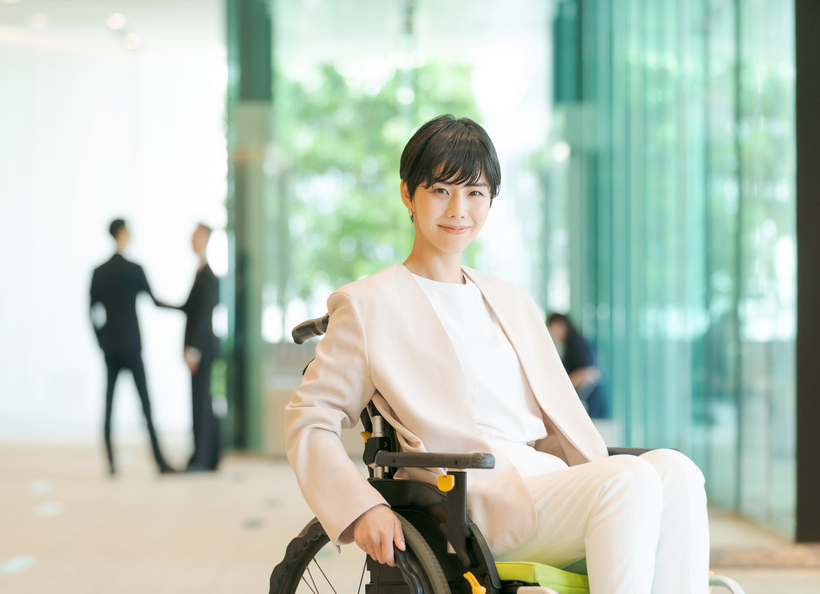 車椅子の女性の画像