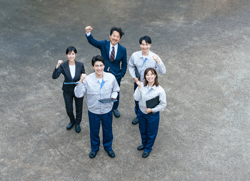 スーツと作業着の人の画像