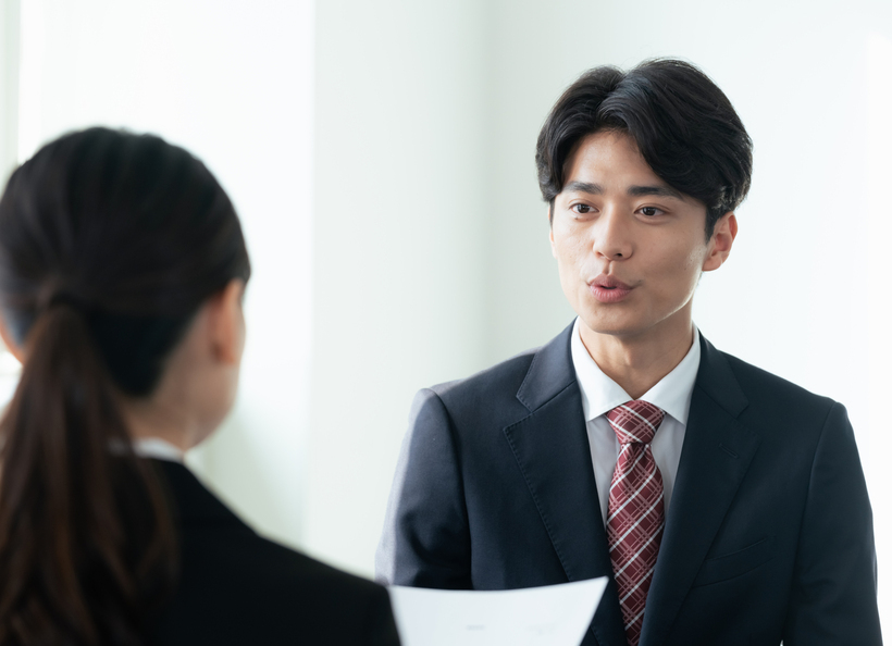 スーツで話している人の画像