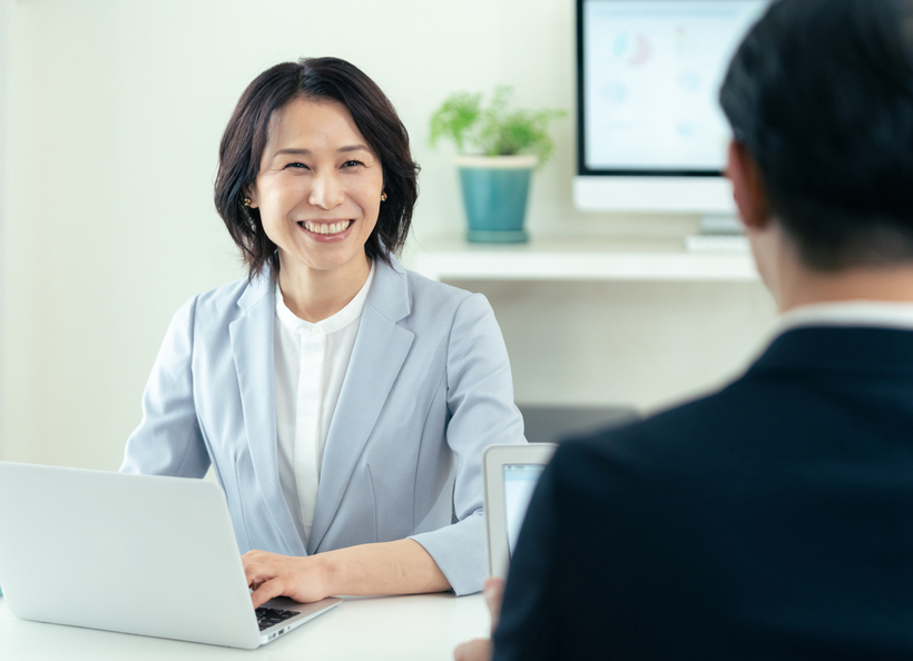 笑顔で話す画像