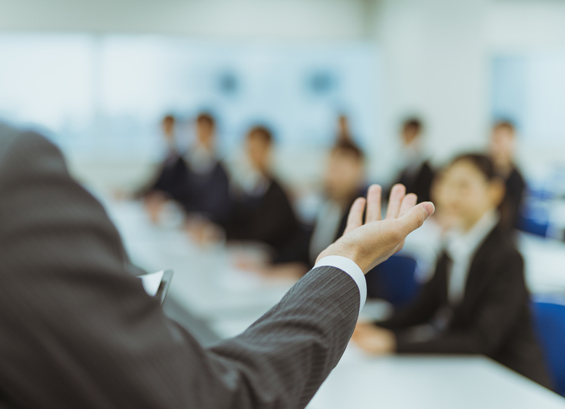 集まった人に説明をしている画像