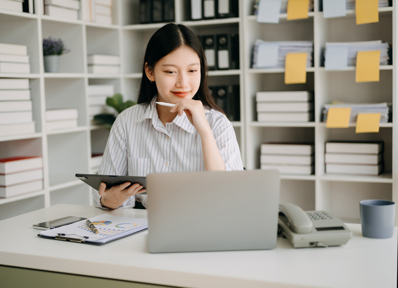 仕事をしている画像