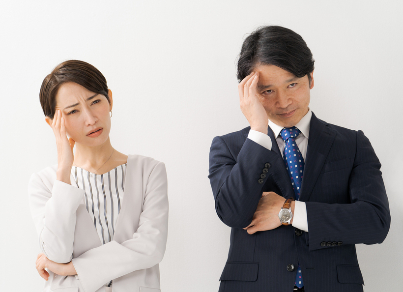 悩んでいる画像