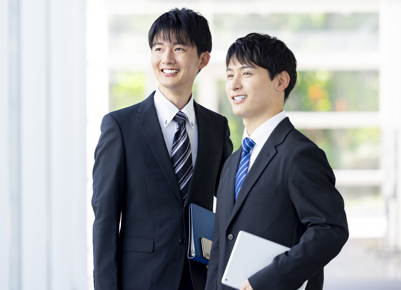 スーツ姿で笑顔の画像