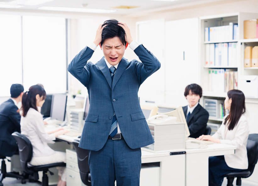 頭を抱えている画像