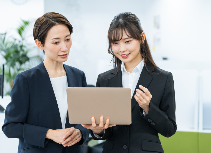 PCを見ながら話す画像