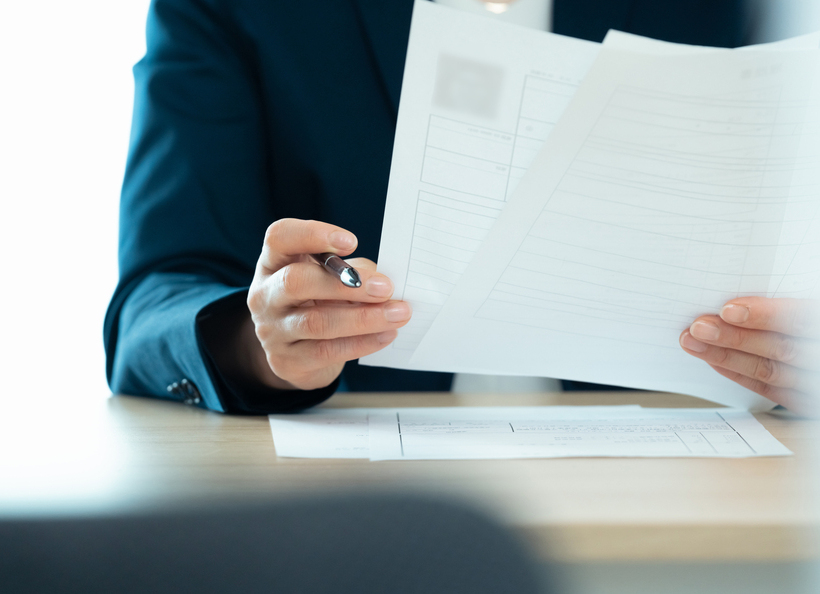 履歴書を見ている画像