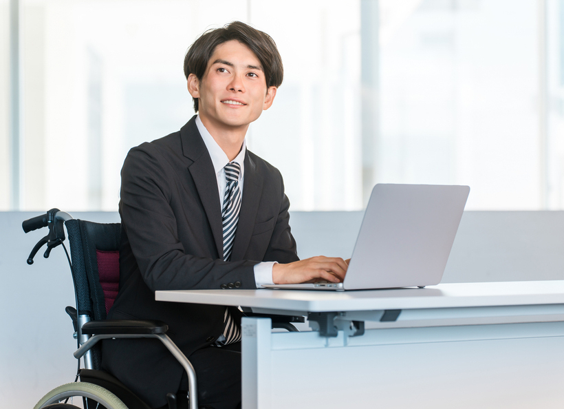 車椅子の男性の画像