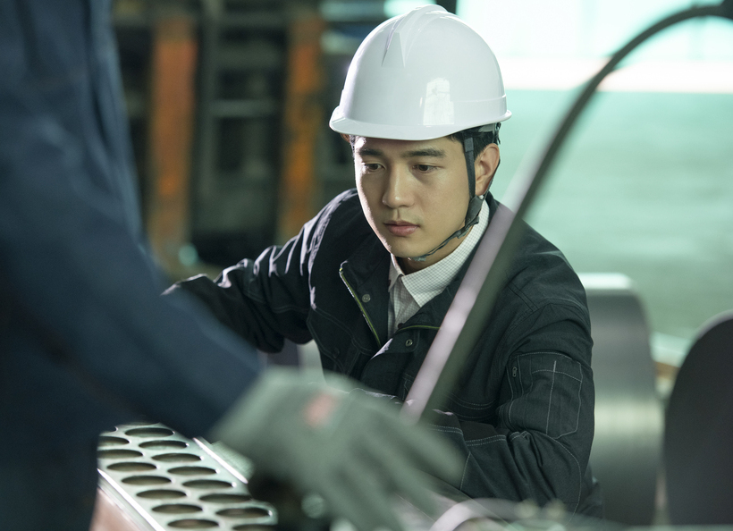 製造業で働く画像