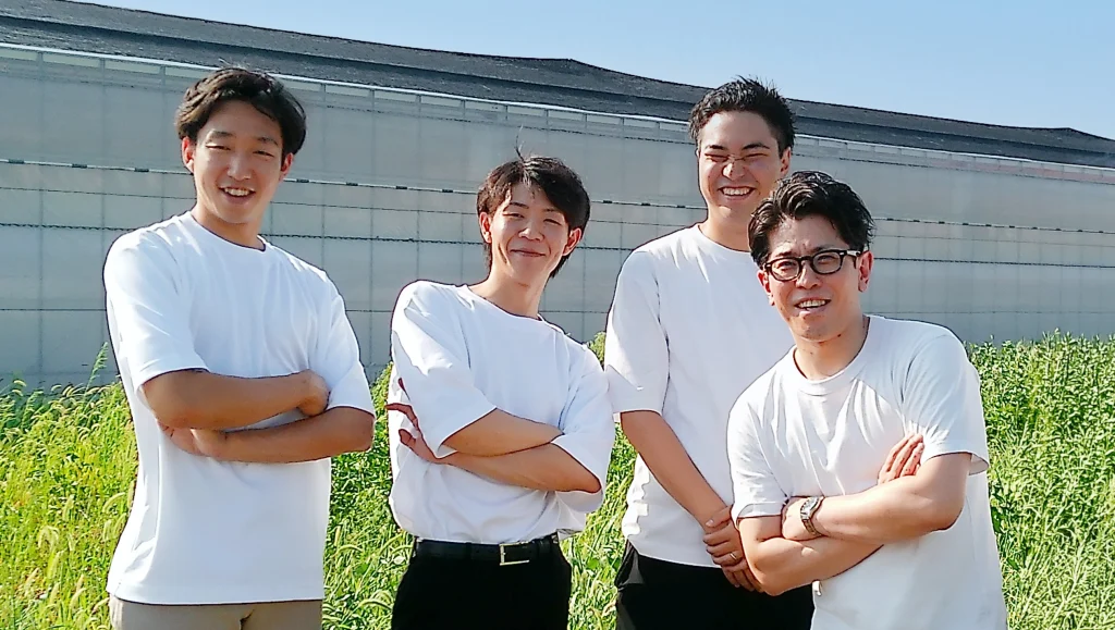 めぐるファームの前で集合するスタッフの写真