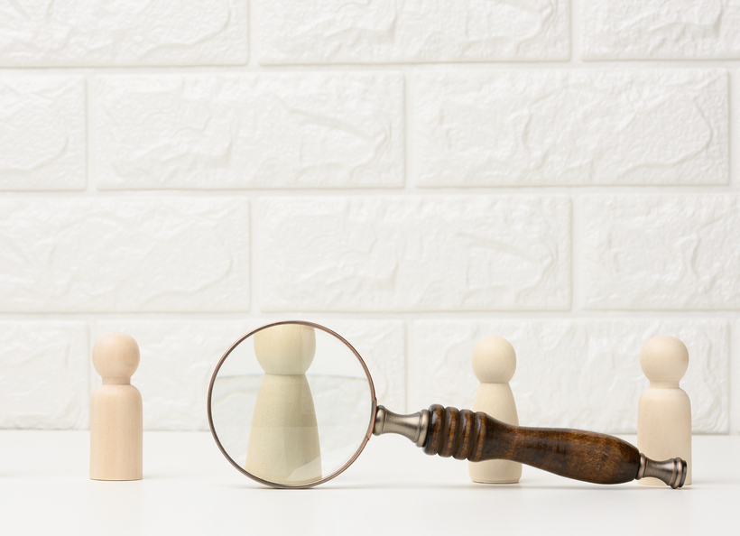 虫眼鏡と人型の画像