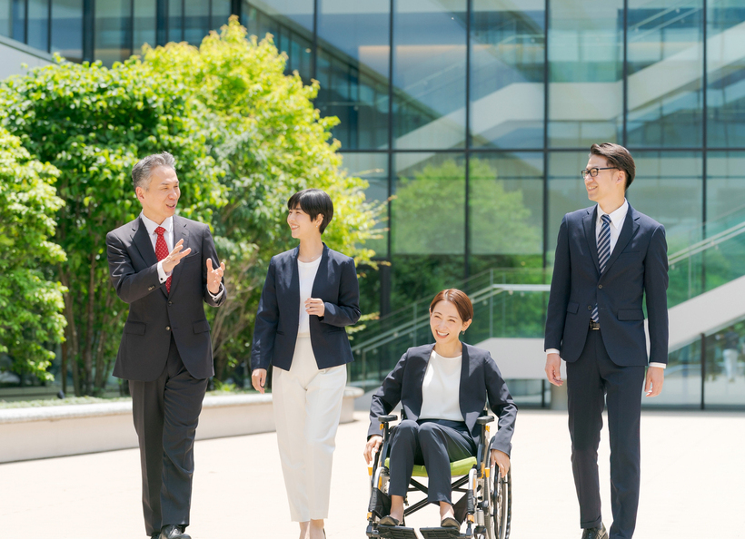 スーツの人と車椅子の人の画像