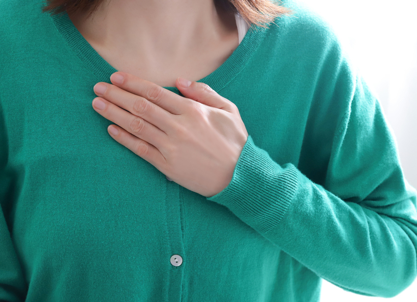 胸を押さえる画像