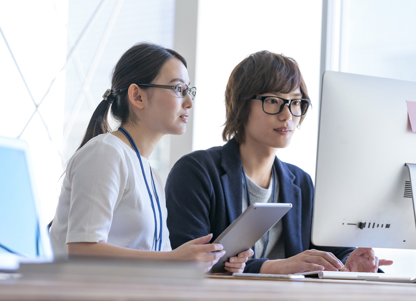 PCを見る二人の画像