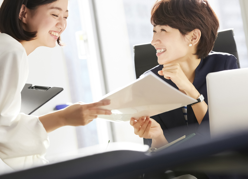 書類を渡している画像