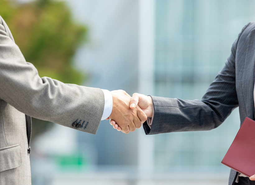 握手をしている画像