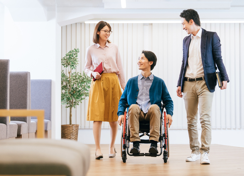 車椅子の方と歩く人の画像